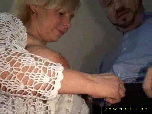 Oude moeder door haar potente zoon geneukt